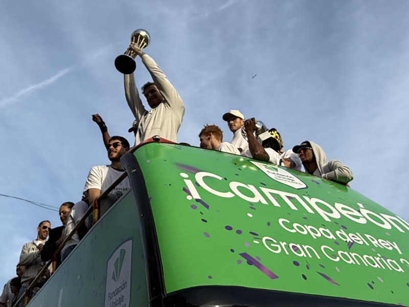 Alberto Díaz, capitán de Unicaja, levanta la Copa a su llegada a Málaga.