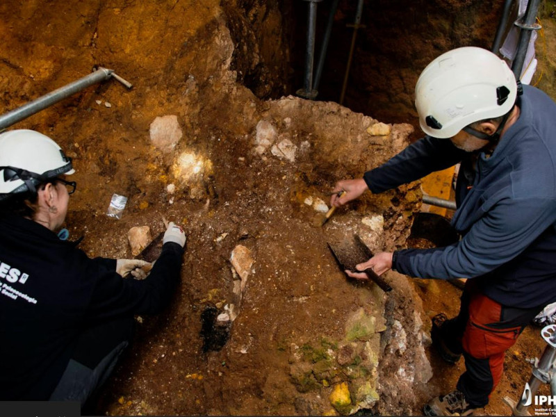 Trabajos de excavación arqueológica en el nivel TE7 de la Sima del Elefante (Sierra de Atapuerca, Burgos)