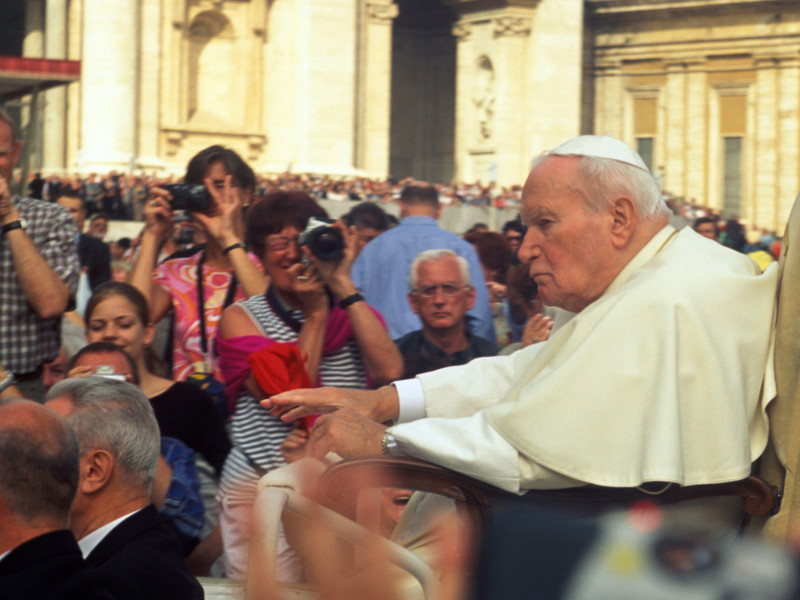 El Papa Juan Pablo II, de 84 años, es conducido por la Plaza de San Pedro en la Ciudad del Vaticano, Roma, antes de celebrar una misa al aire libre.