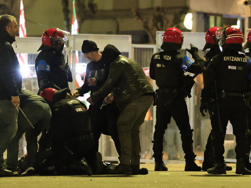 Agentes de la Ertzaintza practican una detención en Bilbao este jueves.