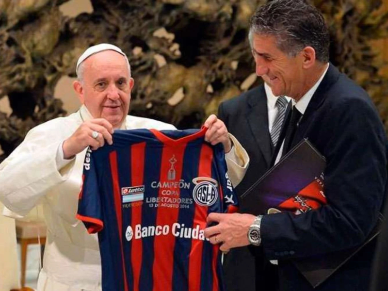 El Papa Francisco recibe una camiseta de San Lorenzo tras ganar la Libertadores