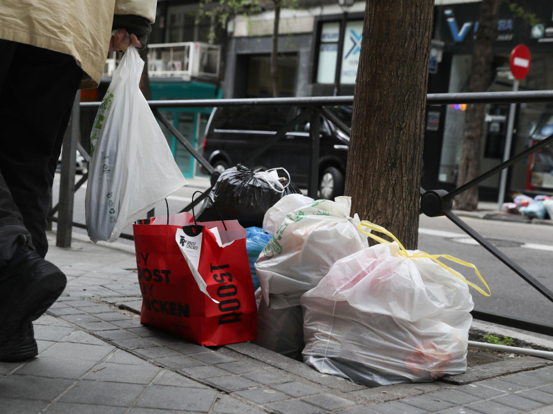Vista de la basura acumulada en una calle de Madrid