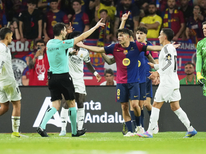 De Burgos Bengoetxea corrige el penalti en la final de la Copa del Rey Barcelona-Real Madrid