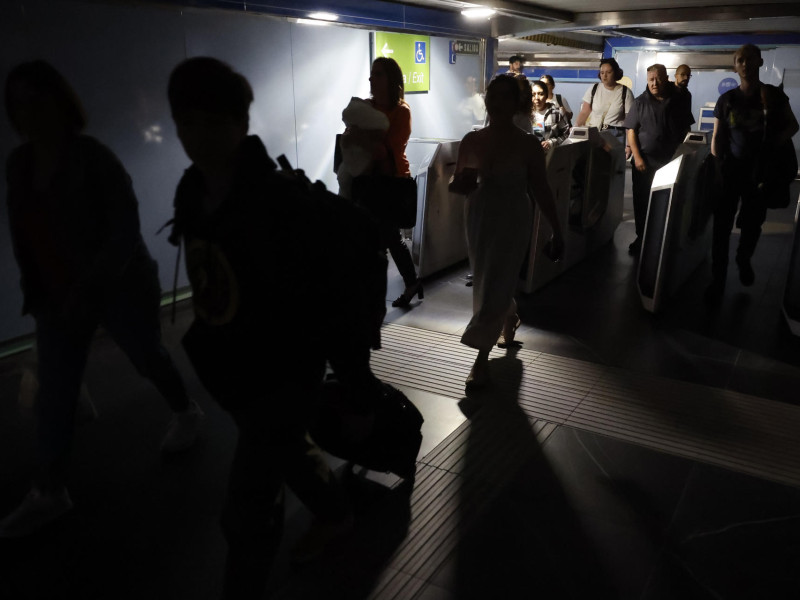 Usuarios del Metro de Madrid abandonan una de las estaciones del suburbano tras registrarse un apagón a nivel peninsular este lunes