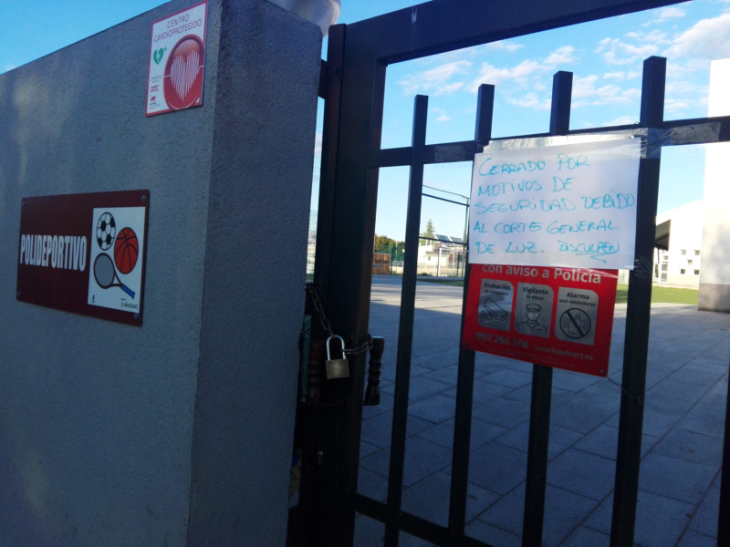 Cartel que anunciaba el cierre de la Ciudad Deportiva en Alpedrete este lunes tras el apagón