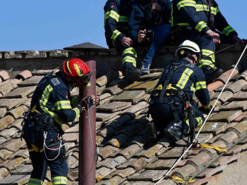 Se instala la chimenea en la Capilla Sixtina para el cónclave