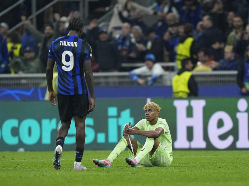 Marcus Thuram del Inter ayuda a Lamine Yamal del FC Barcelona durante el partido de ida de las semifinales de la UEFA Champions League 2024/25 entre el FC Internazionale Milano y el FC Barcelona en el estadio Giuseppe Meazza el 6 de mayo de 2025 en Milán.