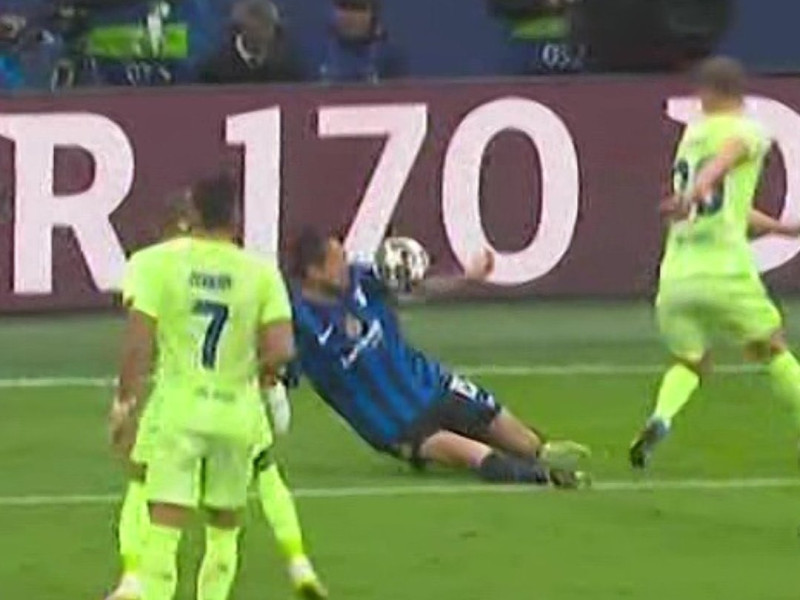 El Barcelona pidió un penalti en la primera mitad por una mano de Acerbi.