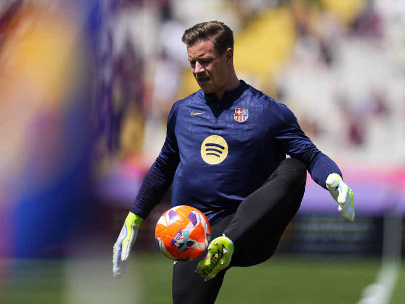 El portero del Barcelona Wojciech Szczesny calienta minutos antes del partido de la jornada 35 de LaLiga EA Sports entre el Barcelona y el Real Madrid