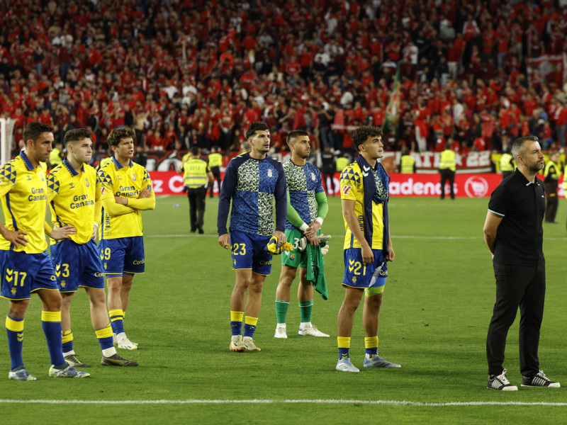 Los jugadores de la UD Las Palmas y su entrenador Diego Martínez (d) al finalizar el partido de la jornada 36 de LaLiga que Sevilla FC y UD Las Palmas disputaron este martes en el estadio Ramón Sánchez-Pizjuán