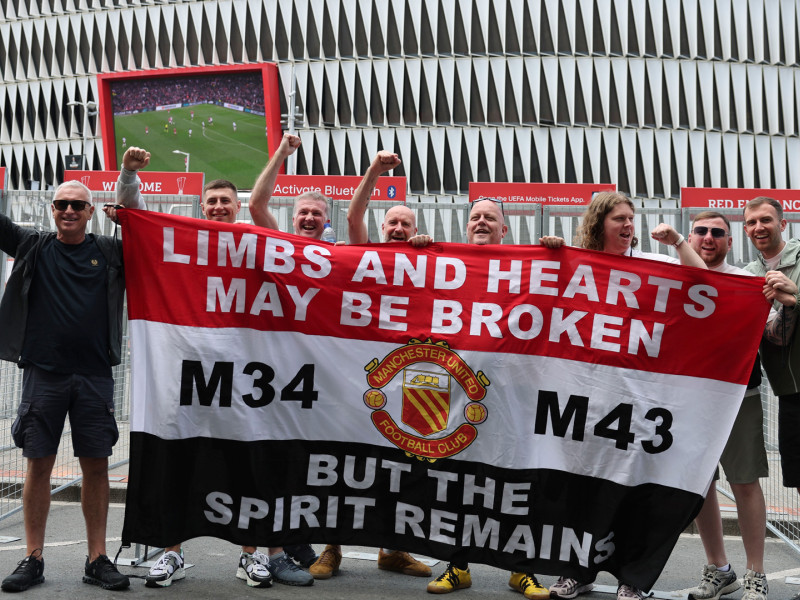 Aficionados del Manchester United se hacen una foto en los exteriores del estadio de San Mamés