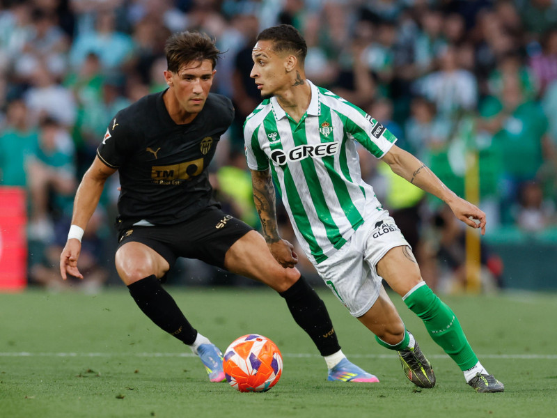 Antony intenta regatear a Jesús Vázquez en el Betis - Valencia