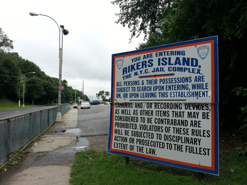 Rikers Island ha recibido muchas denuncias por la falta de derechos humanos
