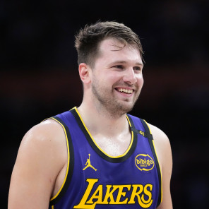 Luka Doncic sonríe durante un partido con los Lakers.