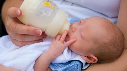 Un bebé tomando un biberón