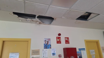 Goteras que han causado desperfectos en el techo del Centro de Salud