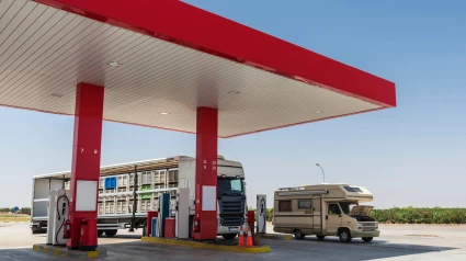 Gasolinera con una autocaravana y un camión aparcados en España