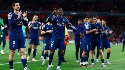 El PSG celebra el triunfo conseguido en el campo del Arsenal en la ida de las semifinales de la Liga de Campeones