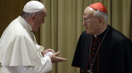 Peter Erdo departiendo con el Papa Francisco