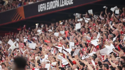 Aficionados del Athletic Club protestan una decisión del colegiado durante el partido de ida de las semifinales de la Liga Europa que Athletic Club y Manchester United disputan este jueves en el estadio de San Mamés, en Bilbao