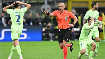 Szymon Marciniak señala penalti por una falta de Cubarsí a Lautaro Martínez.