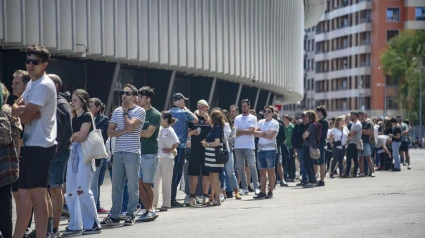 Largas colas este sábado en el exterior de San Mamés para recoger las entradas del partido de vuelta de semifinales de Liga Europa que enfrentará al Manchester City y al Athletic Club el jueves en el estadio Old Trafford de Manchester