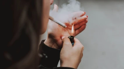 Persona fumando un cigarro