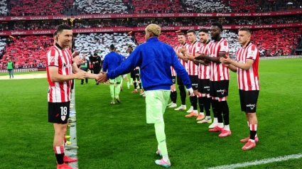 Pasillo del Athletic al Barcelona por ser campeón de LaLiga.