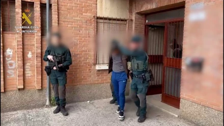 Ante la existencia de un conjunto de indicios y evidencias sólidos de su presunta actividad terrorista, se articularon las medidas necesarias para neutralizar la potencial amenaza que este individuo podría suponer. Tras la puesta a disposición del detenido ante la autoridad judicial competente, ésta decretó su ingreso en prisión.Ante la existencia de un conjunto de indicios y evidencias sólidos de su presunta actividad terrorista, se articularon las medidas necesarias para neutralizar la potencial amenaza que este individuo podría suponer. Tras la puesta a disposición del detenido ante la autoridad judicial competente, ésta decretó su ingreso en prisión.Momento de la detenciónAgentes de la Guardia Civil han detenido a una persona por la presunta comisión de delitos de terrorismo en la provincia de Murcia. El detenido es seguidor de los postulados de las diferentes organizaciones terroristas como DAESH desde 2019 y, de manera más reciente, había radicalizado su comportamiento y actividad. La detención se ha realizado bajo la dirección del Juzgado Central de Instrucción nº 2 y de la Fiscalía de la Audiencia Nacional.SOCIEDAD GUARDIA CIVIL