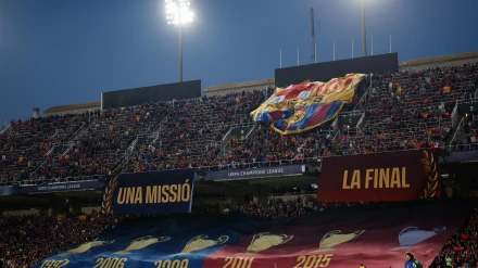 Fotografía del tifo de la afición del FC Barcelona durante el encuentro correspondiente a la ida de las semifinales de la Liga de Campeones que disputan hoy miércoles FC Barcelona e Inter en el estadio Olímpico Lluis Company, en Barcelona